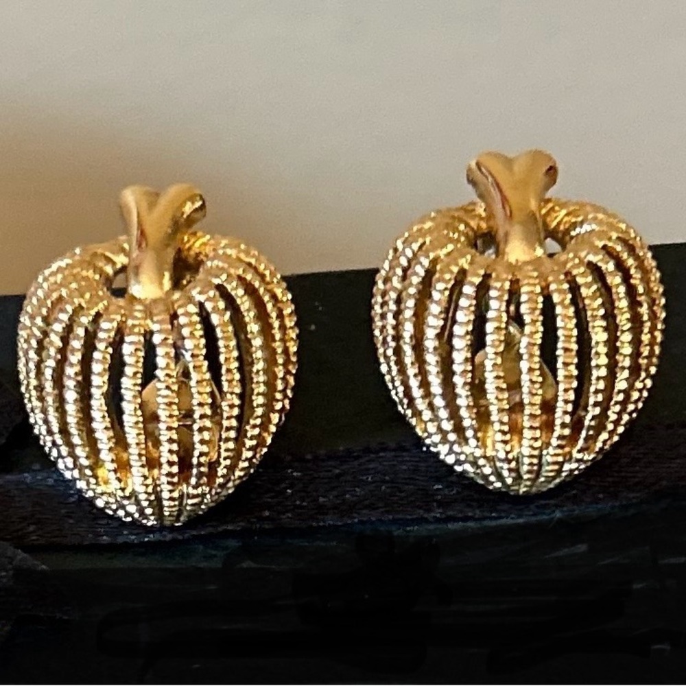 Vintage Monet  Gold-tone Clip-on earrings. Pumpkins